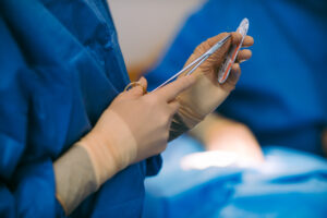 Nurse,Uses,Scissors,To,Cut,Stitch,Thread,For,Surgeon.